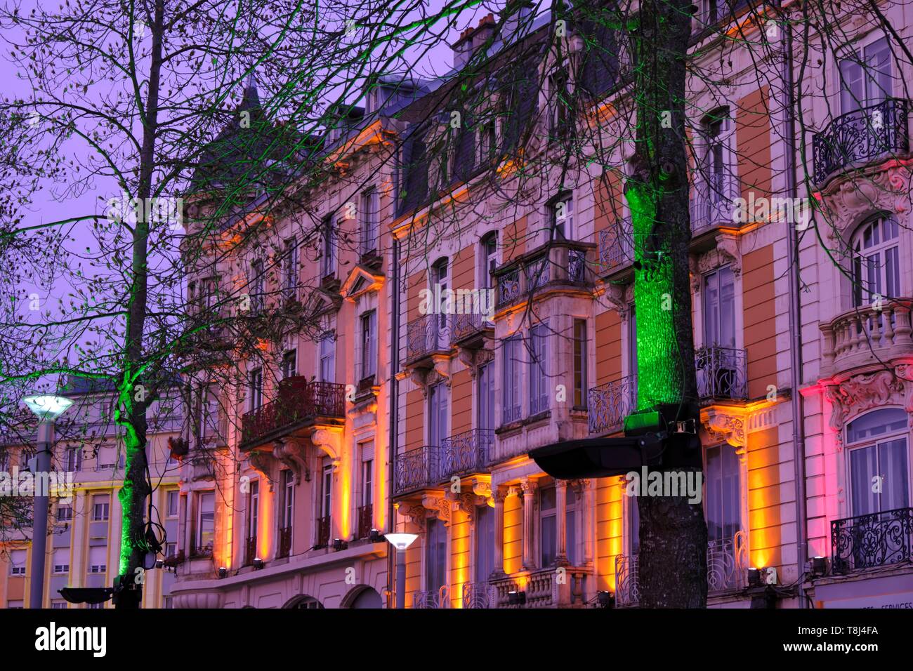 Francia, Territoire de Belfort, Belfort, Avenue Foch, edificio risalente agli inizi del XX secolo, le luci di Natale Foto Stock