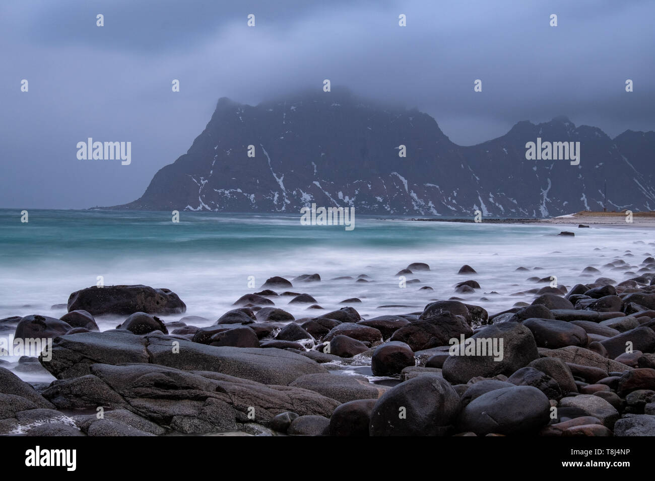 Tempesta su Utakleiv beach, Lofoten, Nordland, Norvegia Foto Stock