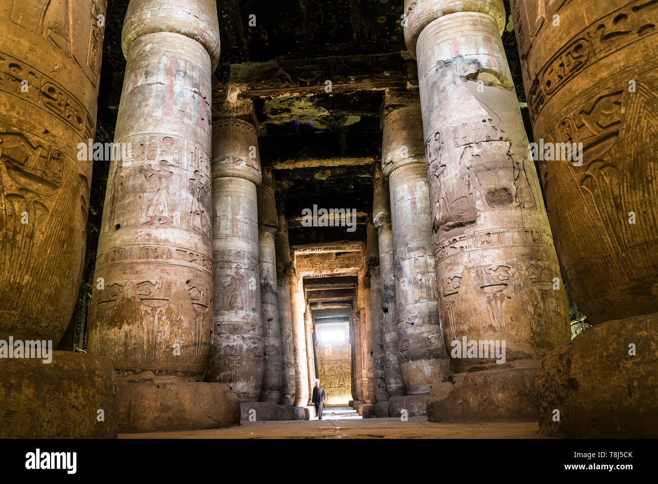 Uomo che cammina attraverso il tempio di Seti I, Abydos, Egitto Foto Stock