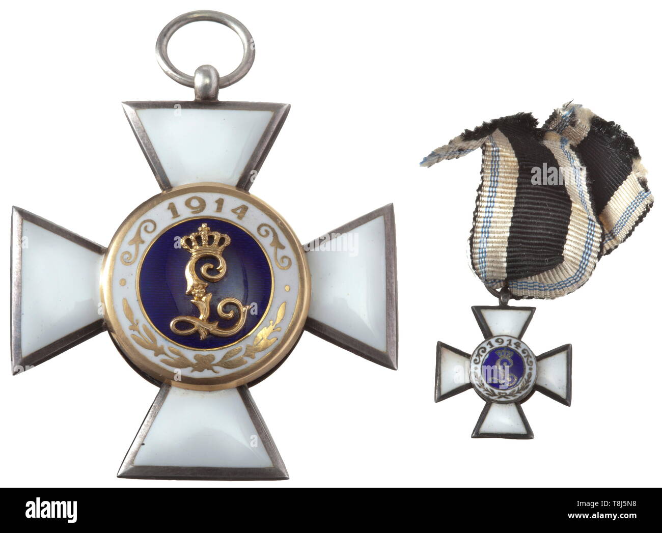 Un medico Militare Ordine di seconda classe con ordini in miniatura croce con oro vero medaglioni prodotte dall'unico provveditore, LA DITTA GEBRUEDER Hemmerle a Monaco di Baviera. Il medaglione cilindro reca il marchio di punzone 'G.H. 950'. È inclusa la 16 mm miniatura di Hemmerle tipica qualità dal periodo della prima guerra mondiale su un nastro in miniatura. La Baviera è il solo stato tedesco di istituto un coraggio decorazione per i suoi medici di fiducia e si è aggiudicato 163 volte in seconda classe. Esso è stato il follow up diretto del medico militare premio istituito in 18, Additional-Rights-Clearance-Info-Not-Available Foto Stock