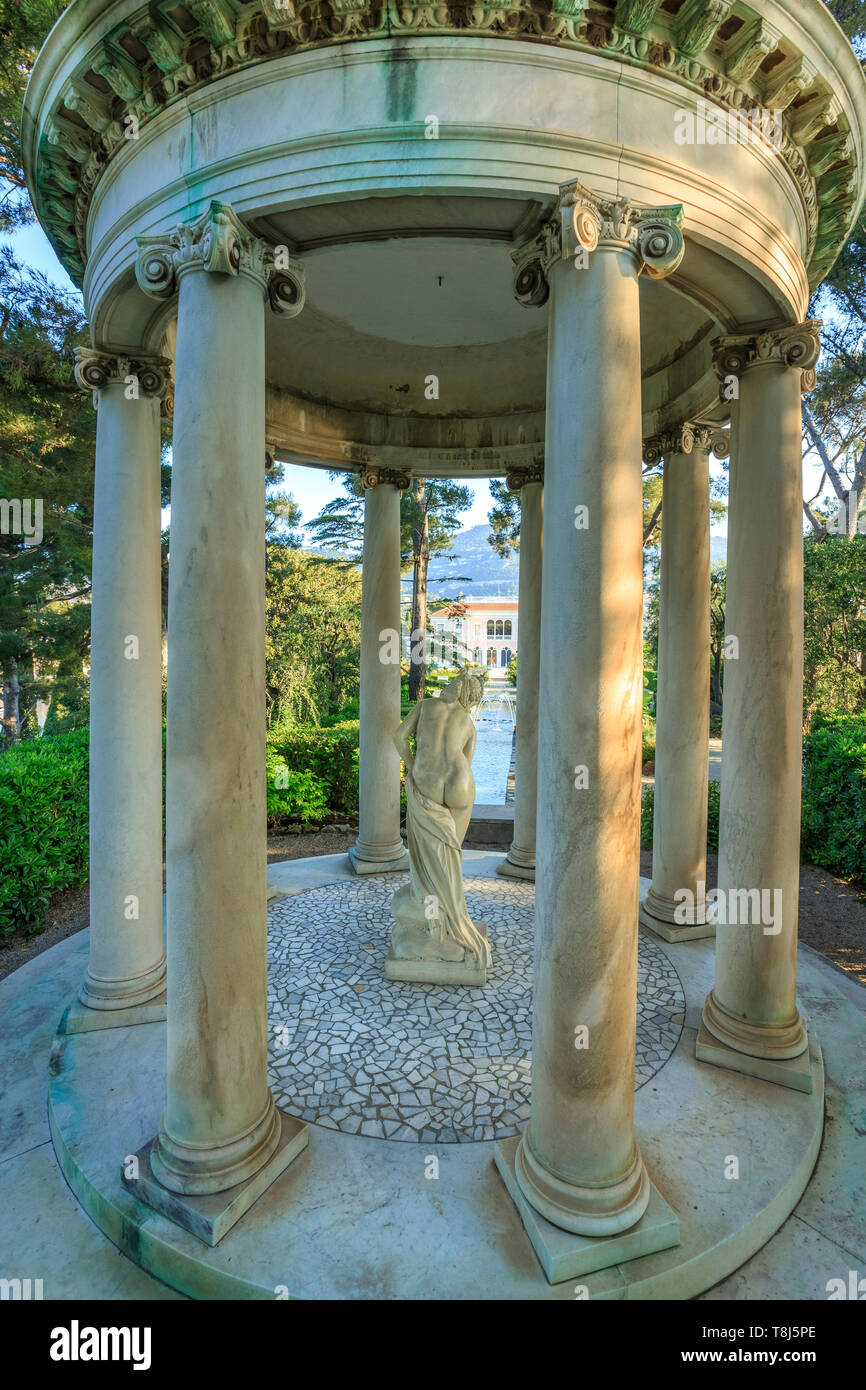 Francia, Alpes Maritimes, Saint Jean Cap Ferrat, villa e giardini Ephrussi de Rothschild, tempio dell'amore nel giardino alla francese // Francia, Alpes-Maritim Foto Stock