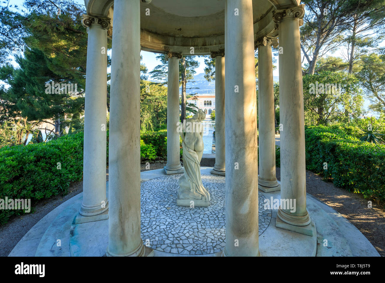 Francia, Alpes Maritimes, Saint Jean Cap Ferrat, villa e giardini Ephrussi de Rothschild, tempio dell'amore nel giardino alla francese // Francia, Alpes-Maritim Foto Stock