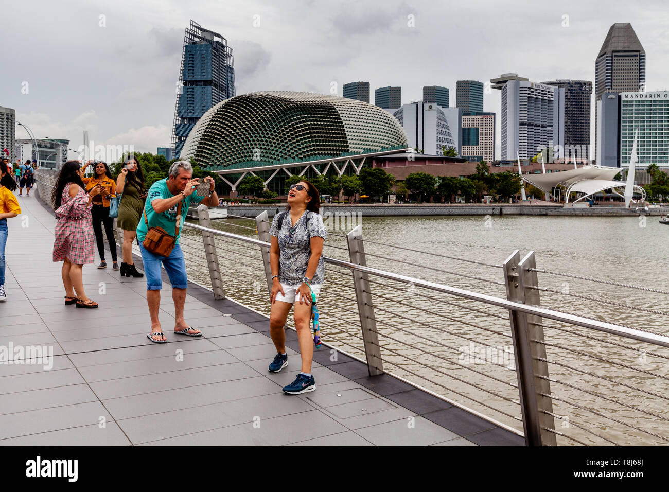 Un giovane turista femminile che posano per una foto sul ponte del Giubileo, Singapore, Sud-est asiatico Foto Stock