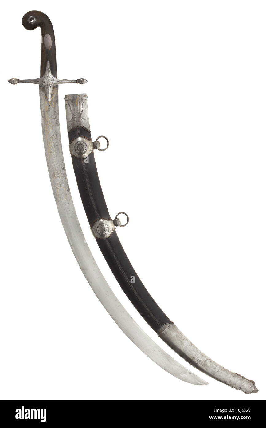 Un Mameluke sabre, circa 1810 ampia, lama curva, attaccato e con tracce di doratura, parzialmente minimamente snocciolate, complementare con l'inglese stemma, il motto della più nobile Ordine della Giarrettiera e ornamenti floreali, la retromarcia anche con incisioni floreali e creatore di iscrizione. Ferro quillons inciso. Tipicamente impugnatura ricurva con impugnatura a tromba scale, telaio di presa (inciso en suite) e argento intarsiato vacante cartouches. Leggermente shrunken fodero in pelle con inciso i supporti di ferro e filo di argento cucitura. Aumento di 9 cm, lunghezza 86 cm. storica, storico Additional-Rights-Clearance-Info-Not-Available Foto Stock