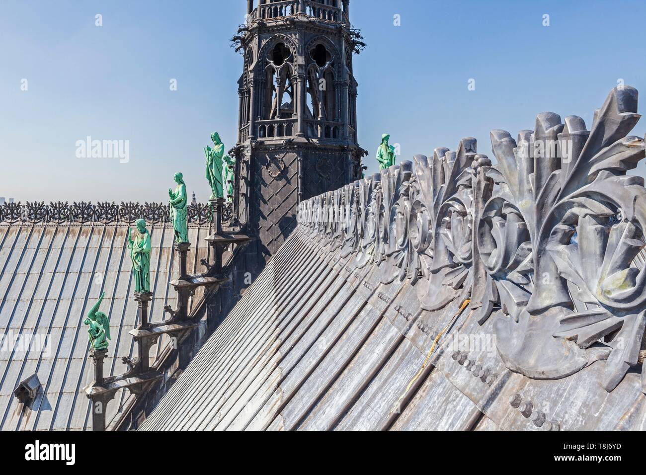 Francia, Parigi, zona elencata come patrimonio mondiale dall'UNESCO, la cattedrale di Notre Dame in città isola, il tetto in piombo con gli apostoli statue e la guglia (archivio) Foto Stock