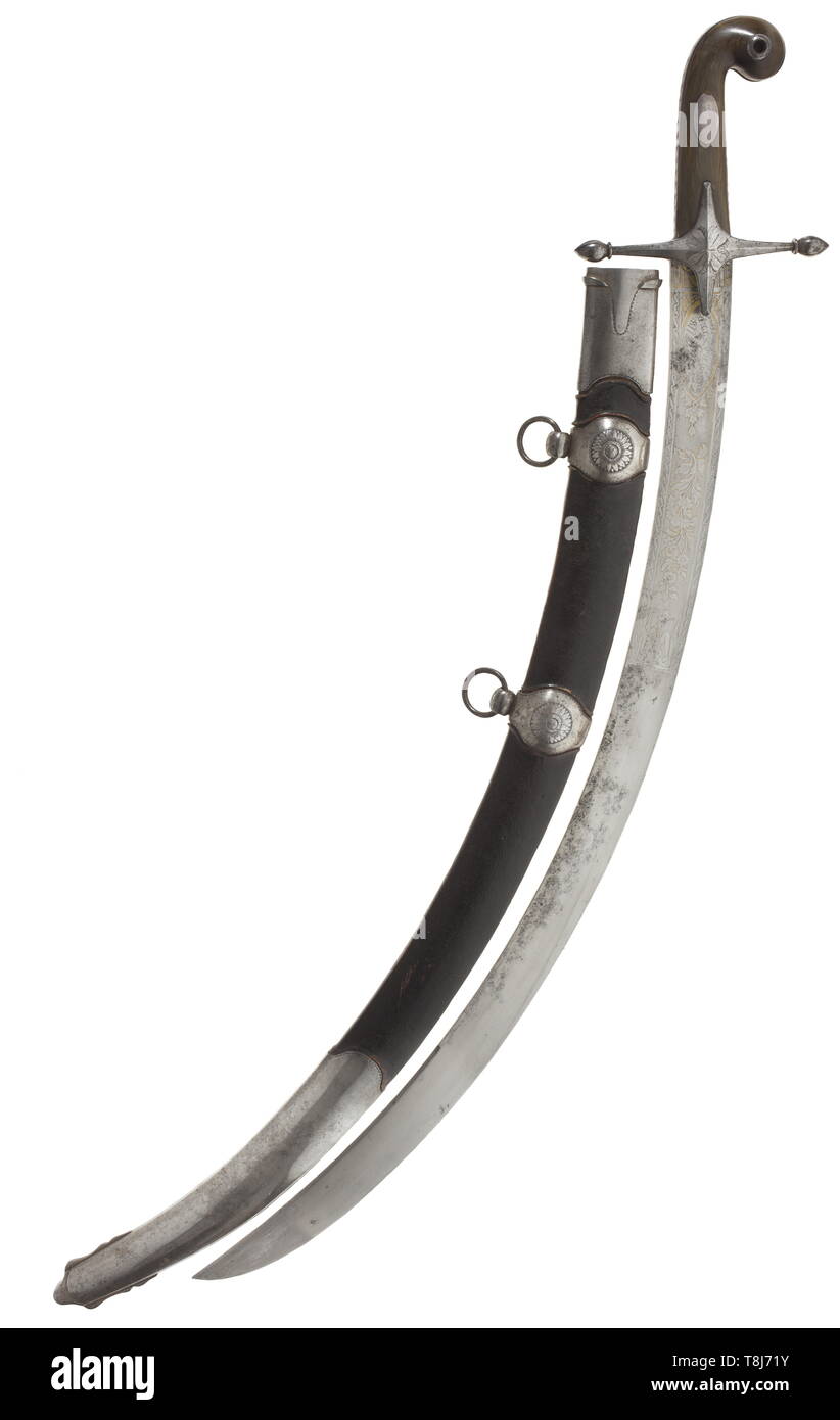 Un Mameluke sabre, circa 1810 ampia, lama curva, attaccato e con tracce di doratura, parzialmente minimamente snocciolate, complementare con l'inglese stemma, il motto della più nobile Ordine della Giarrettiera e ornamenti floreali, la retromarcia anche con incisioni floreali e creatore di iscrizione. Ferro quillons inciso. Tipicamente impugnatura ricurva con impugnatura a tromba scale, telaio di presa (inciso en suite) e argento intarsiato vacante cartouches. Leggermente shrunken fodero in pelle con inciso i supporti di ferro e filo di argento cucitura. Aumento di 9 cm, lunghezza 86 cm. storica, storico Additional-Rights-Clearance-Info-Not-Available Foto Stock