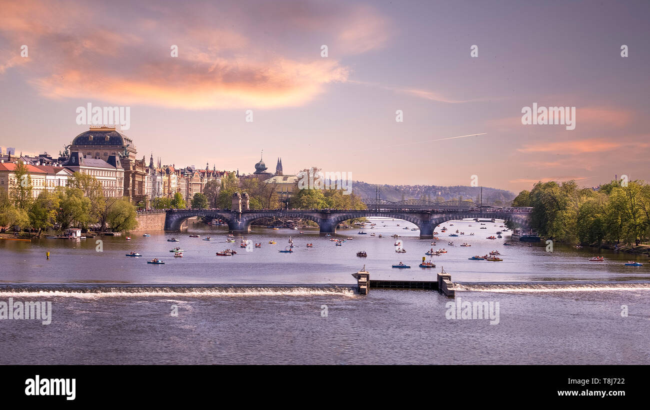 Il Ponte Carlo in Praque è la città più meraviglioso sito. Tutto l'anno il ponte è imballato con i turisti e i piccoli mercati Foto Stock