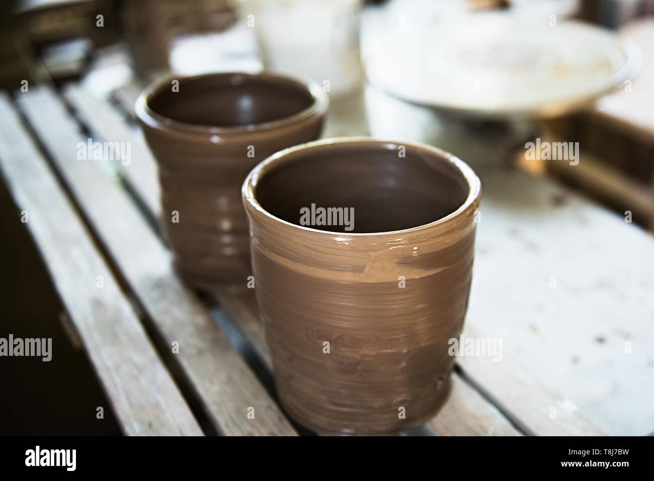 Un laccio maker e ceramista creare opere d'arte. Mani vista superiore Foto Stock