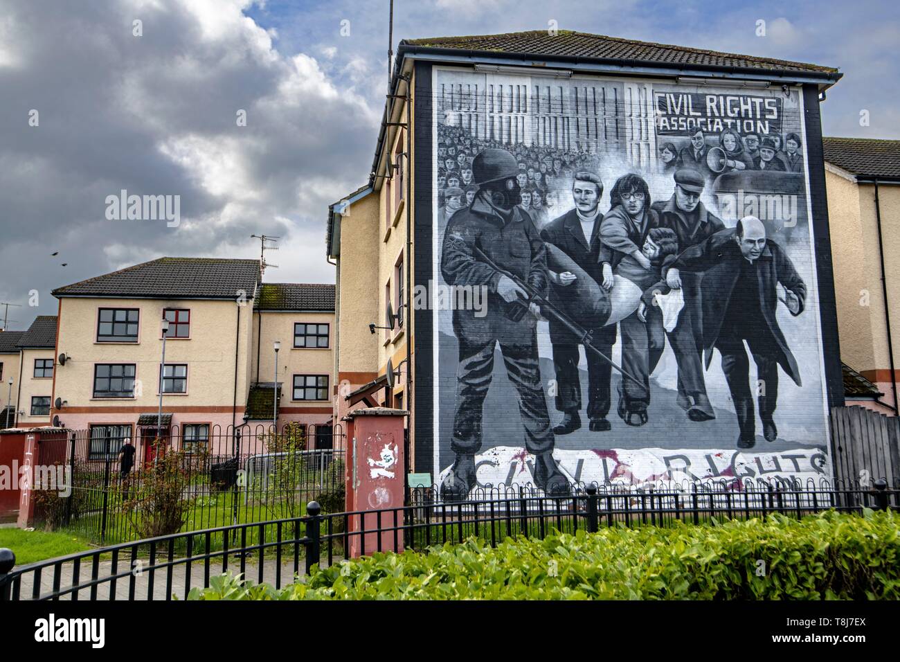 Regno Unito e Irlanda del Nord, Ulster, nella contea di Derry, Derry, il Bogside zona cattolica, Bloody Sunday's murales, padre Edward Daly con il suo fazzoletto bianco evacuando un ferito demonstrator Foto Stock