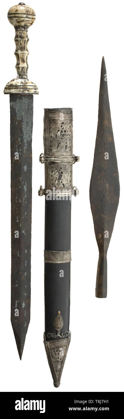 Un gladius di tipo pompeiano e una lancia in testa e di alta qualità di riproduzioni del museo nello stile della 1a/2a secolo d.c. lama di spada e grip colorati di materiale sintetico, la lama con intarsi di ferro. Rivestito in pelle con sciabola riccamente predisposto di raccordi in rame placcato in argento di riproduzioni galvanica. Con la lancia in testa di materiale sintetico con decorazione incisa. Lunghezza 66,5 e 44 cm. Provenienza: realizzato negli anni Novanta per una mostra dopo gli originali dall'Axel Guttmann collezione. storica, storica, Impero Romano, il mondo antico, antica ti, Additional-Rights-Clearance-Info-Not-Available Foto Stock