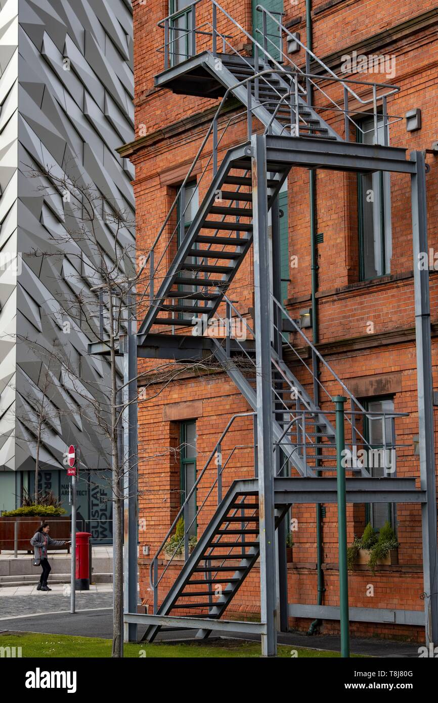 Regno Unito e Irlanda del Nord, Ulster, County Antrim, Belfast, il Titanic museum e un edificio in mattoni Foto Stock