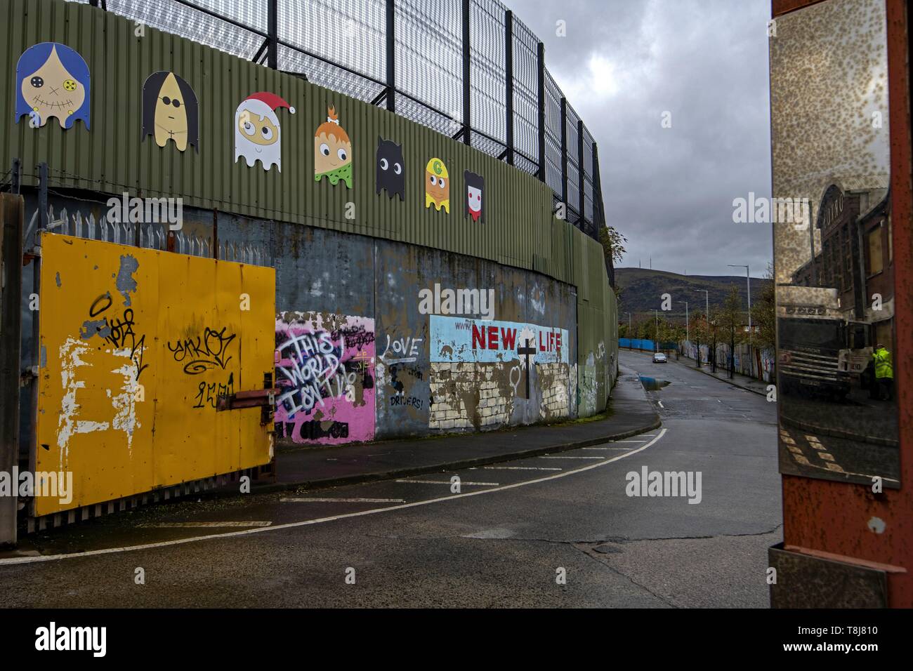 Regno Unito e Irlanda del Nord, Belfast, la parete che separa la cattolica area repubblicana di Falls Road e i protestanti lealisti area di Shankill Foto Stock