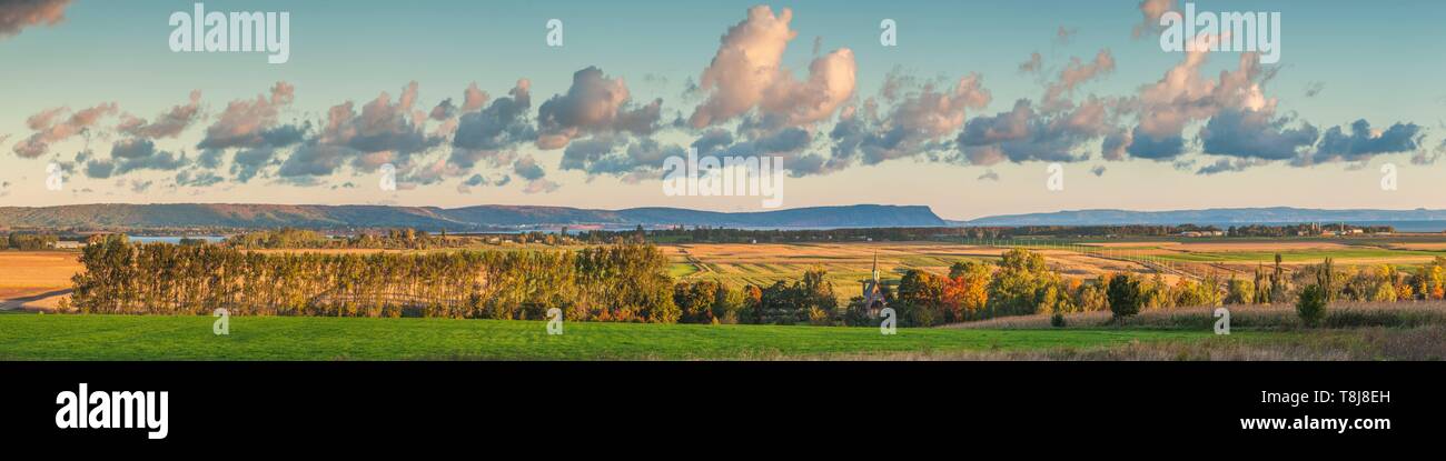 Canada, Nova Scotia, Annapolis Valley, Grand Pre, Grand Pre National Historic Site, sito della deportazione del Canada è presto French-Acadians dall'inglese, vista in elevazione verso Capo Blomidon, alba Foto Stock