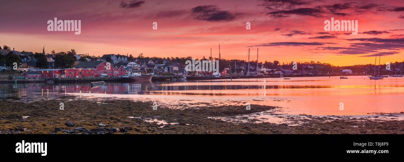 Canada, Nova Scotia, Lunenburg, patrimonio mondiale Unesco villaggio di pescatori, alba Foto Stock