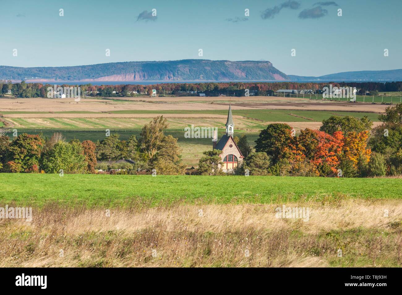 Canada, Nova Scotia, Annapolis Valley, Grand Pre, Grand Pre National Historic Site, sito della deportazione del Canada è presto French-Acadians dall'inglese, vista in elevazione verso Capo Blomidon, giorno Foto Stock