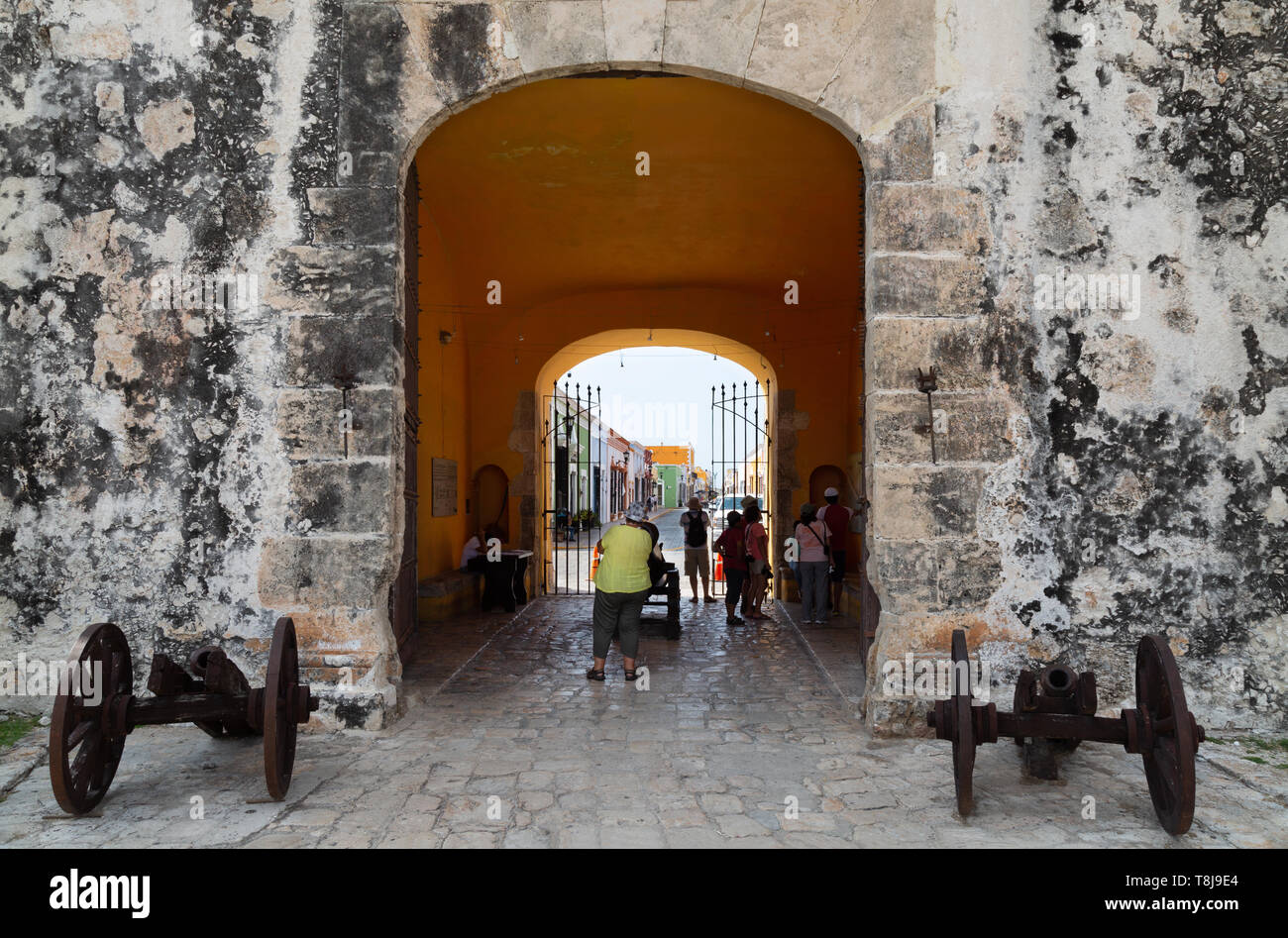 La Terra di gate, un ingresso per le fortificazioni di Campeche Città Vecchia patrimonio mondiale dell UNESCO, Campeche, la penisola dello Yucatan, Messico America Latina Foto Stock