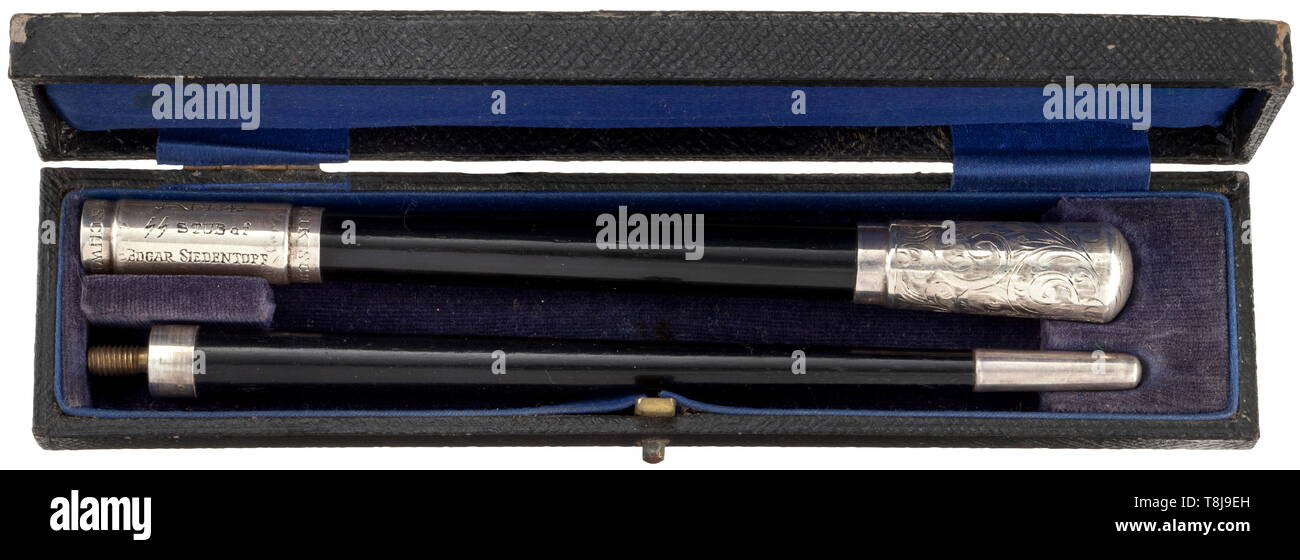 SS-Sturmbannführer Edgar Siedentopf - il suo personale del conduttore testimone nel caso del direttore della SS scuola musicale di Brunswick, datata 1942 Ebano e argento, realizzato in due pezzi. La punta liscia e la florally pomo inciso con SS-rune presso il terminale di argento, anche il pezzo centrale con incisione "9.IX.1942 - SS-Stu.Baf Edgar Siedentopf' e dintorni iscrizione "S-Musikschule - Braunschweig', sotto il pezzo centrale di nascosto la filettatura della vite. Lunghezza totale 32,5 cm. Il contenitore nero con argento sbalzato rune (leggermente danneggiato) sul coperchio, all'interno con blu scuro di velluto, Editorial-Use-solo Foto Stock