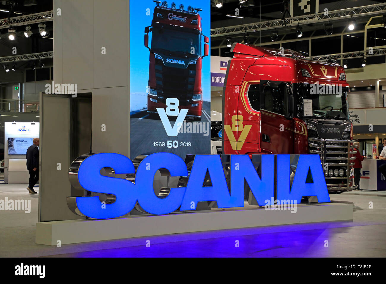 Helsinki, Finlandia. 09 Maggio, 2019. Truckmaker Scania stand con logo aziendale e S650 A6X4NB V8 50 anni di anniversario carrello su Transport-Logistics 2019. Scania celebra il cinquantesimo anniversario della mitica linea motore V8 nel 2019. Credito: Taina Sohlman/agefotostock Foto Stock