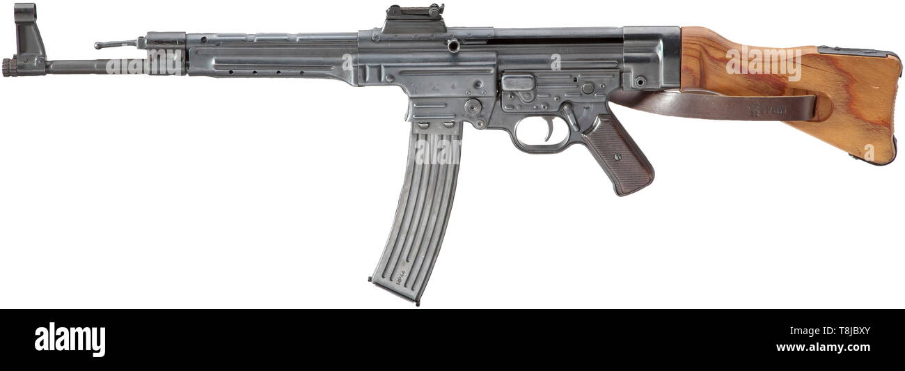 Un originale Sturmgewehr 44 (MP 44) Cal. 8 x 33, n. 7681E. I numeri corrispondenti, penna elettrica segna su azione. Simili a specchio alesaggio. Il ricevitore contrassegnata 'MP 44'. Codice di produzione 'bnz' con marchio di accettazione eagle/DMG623 per Steyr-Daimler-Puch AG, Steyr. Rifinire. Impugnatura in legno di noce pannelli. Impeccabile stock laminato con cinturino più tardi, la rivista il caricatore inserito. Magazine. Vicino a mint condizioni generali. La MP 44 in offerta è per esportare solo al fine di rimanere all'estero. I nostri clienti stranieri sono invitati a partecipare alle loro nazionale disposizioni per l'importazione. L'arma non può, Additional-Rights-Clearance-Info-Not-Available Foto Stock