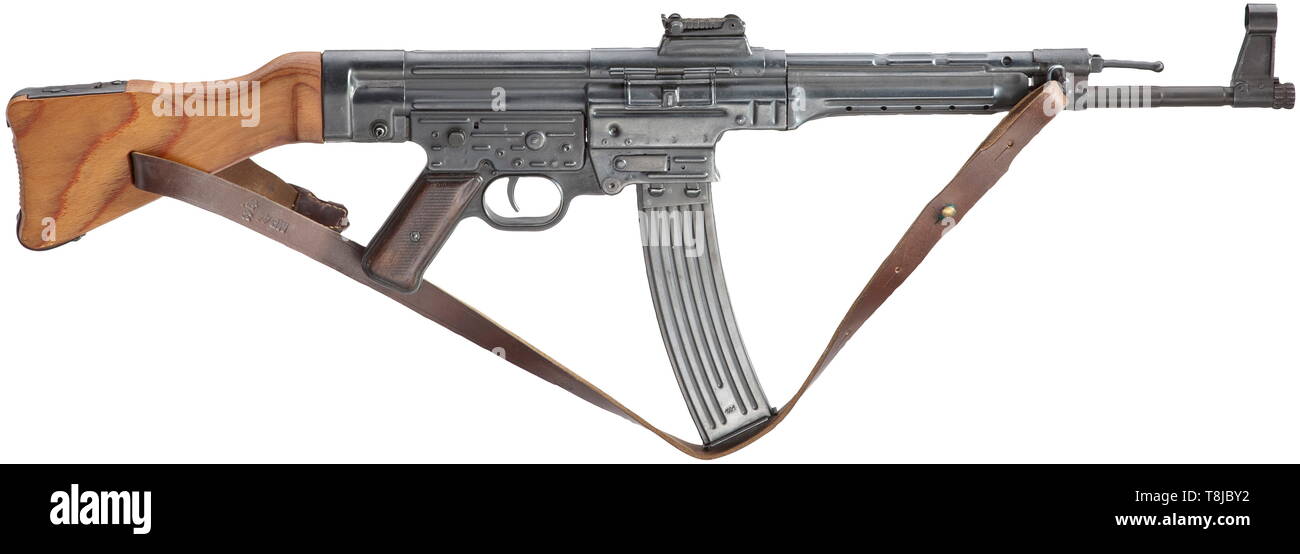 Un originale Sturmgewehr 44 (MP 44) Cal. 8 x 33, n. 7681E. I numeri corrispondenti, penna elettrica segna su azione. Simili a specchio alesaggio. Il ricevitore contrassegnata 'MP 44'. Codice di produzione 'bnz' con marchio di accettazione eagle/DMG623 per Steyr-Daimler-Puch AG, Steyr. Rifinire. Impugnatura in legno di noce pannelli. Impeccabile stock laminato con cinturino più tardi, la rivista il caricatore inserito. Magazine. Vicino a mint condizioni generali. La MP 44 in offerta è per esportare solo al fine di rimanere all'estero. I nostri clienti stranieri sono invitati a partecipare alle loro nazionale disposizioni per l'importazione. L'arma non può, Additional-Rights-Clearance-Info-Not-Available Foto Stock