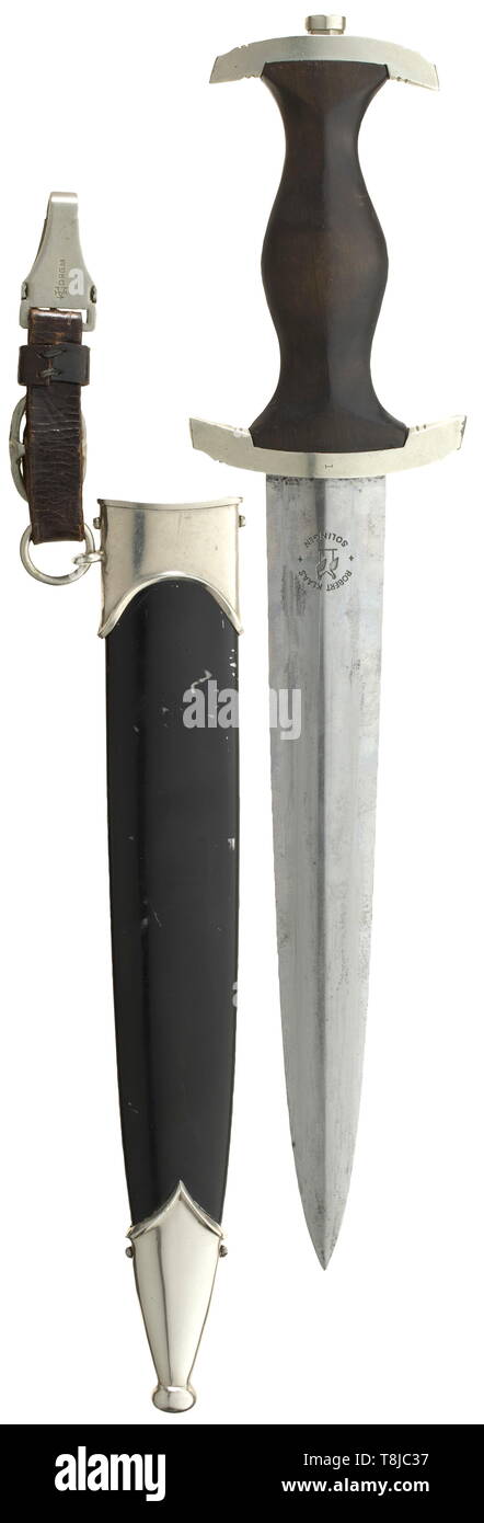Un servizio SS dagger M 33 da Robert Klaas, Solingen la lama con inciso il logo maker e motto. In nickel silver raccordi di presa, la croce guard punzonati 'I'. Nero impugnatura in legno con inserto in nickel silver eagle e smaltati SS emblema. Acciaio verniciato nero fodero (insolito per un inizio di pugnale) con nichel-argento raccordi sciabola. Corto in cuoio nero appendiabiti. Tutte le parti originali. Lunghezza 38 cm. storica, storica del xx secolo, 1930S, 1940s, Waffen-SS Divisione armati delle SS, servizio armato, servizi armati, NS, il socialismo nazionale, il nazismo, il terzo Reich, Reich tedesco, Germania, milit, Editorial-Use-solo Foto Stock