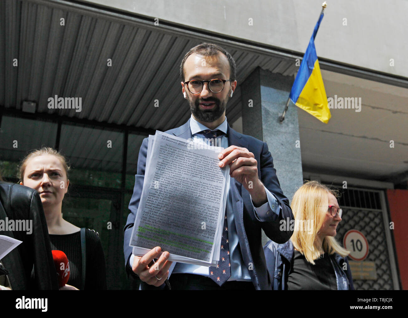 Legislatore ucraino Serhiy Leshchenko visto tenendo in mano un pezzo del documento durante la sua visita. Leshchenko sostiene che il Procuratore Generale di Ucraina Yuri Lutsenko fuorviato avvocato del presidente americano Donald Trump ed ex sindaco di New York Rudy Giuliani che Leshchenko è stato condannato di immischiarsi nelle 2016 elezioni presidenziali negli Stati Uniti, durante la sua visita in appello corte amministrativa di Kiev. Foto Stock