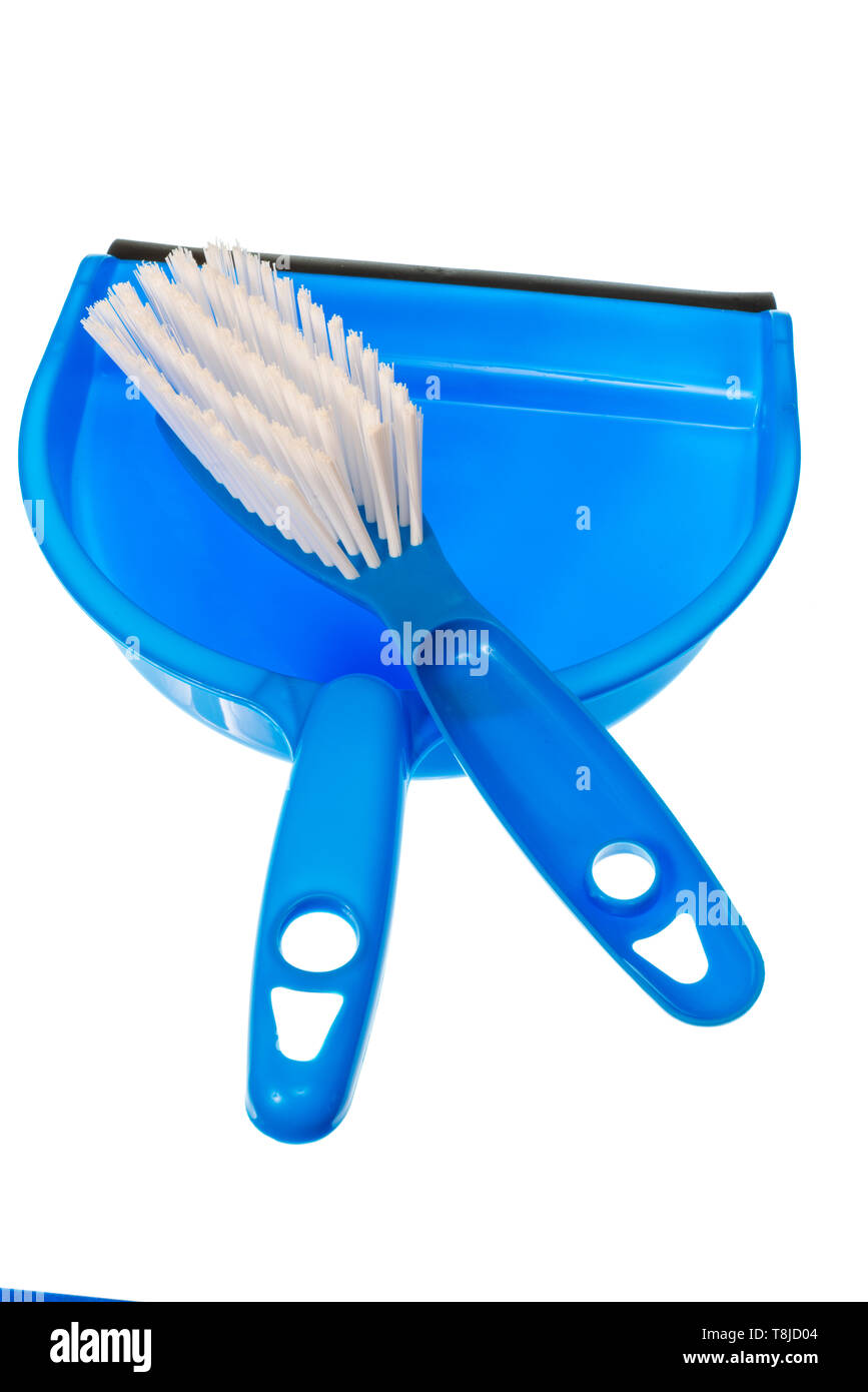 Colpo verticale di una paletta di colore blu con un blu spazzola con setole bianche recante su di esso. Isolato su bianco con copia spazio. Foto Stock