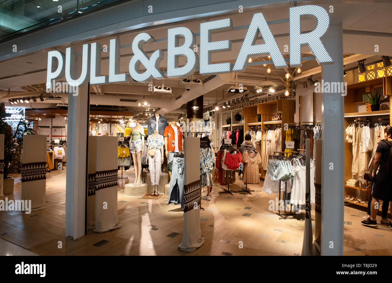 Multinazionale spagnola abbigliamento design società di vendita al  dettaglio da Inditex, Pull & Bear Store e logo che si vede in un centro  commerciale per lo shopping di Hong Kong Foto stock -