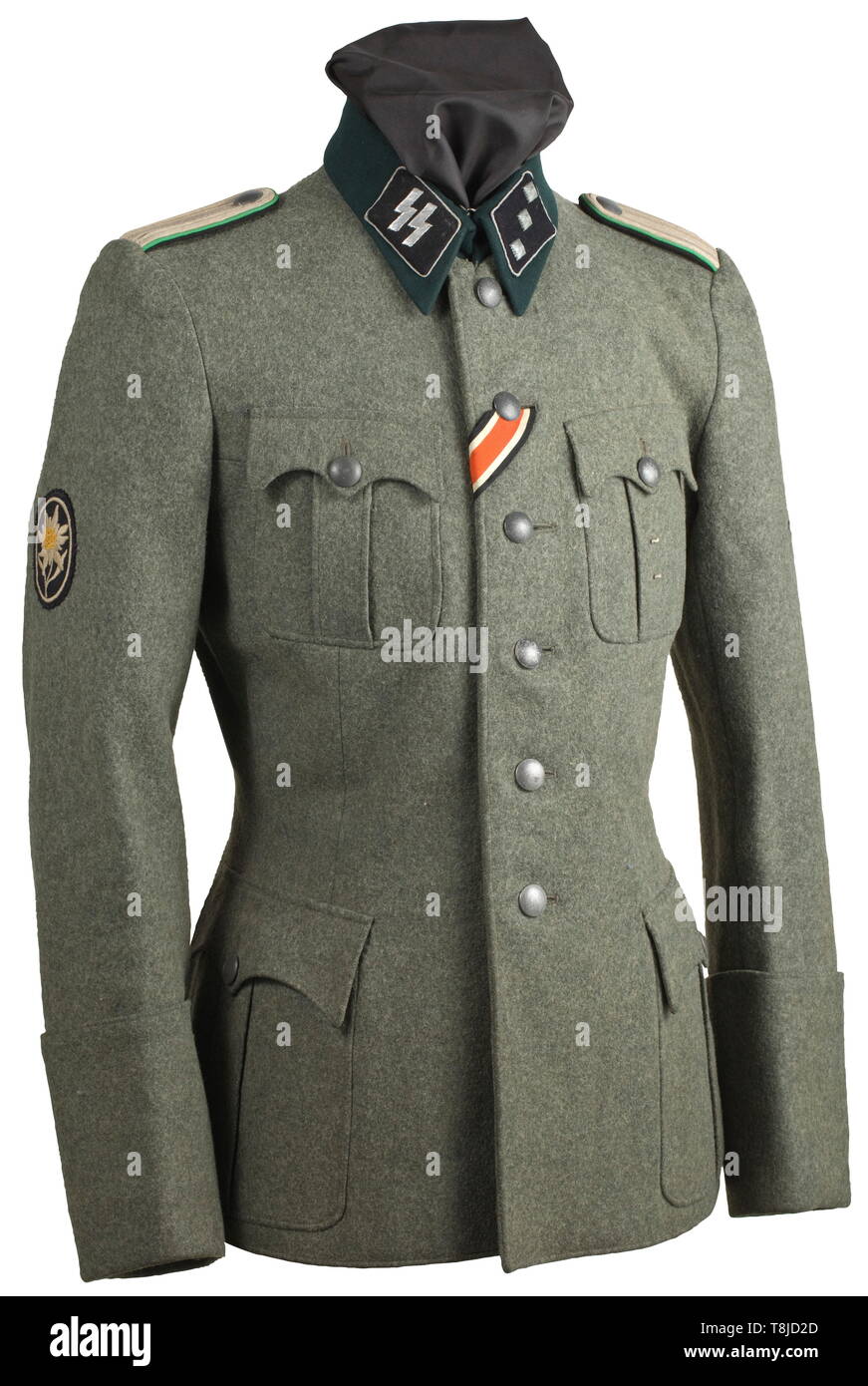 Una tunica di campo per un Untersturmführer delle truppe di montagna campo grigio in panno di lana con verde scuro e collare di campo pulsanti grigio, marrone camicia di seta con apertura per il Sidearm orrendo, la tasca interna con un sarto di dimensione di etichetta. Cucita in schede di spalla con verde di colori adiacenti. Il collare nero patch con continuo cavo di argento, il lato destro con un argento ricamato rune. Argento manicotto di tessuto eagle (parzialmente distaccata) su una base nera. Macchina-manicotto ricamato Edelweiß su un fondo nero, croce di ferro di seconda classe ribbon ad asola, ordini di loop. Tra cui un'esperienza fotografica di , Editorial-Use-solo Foto Stock