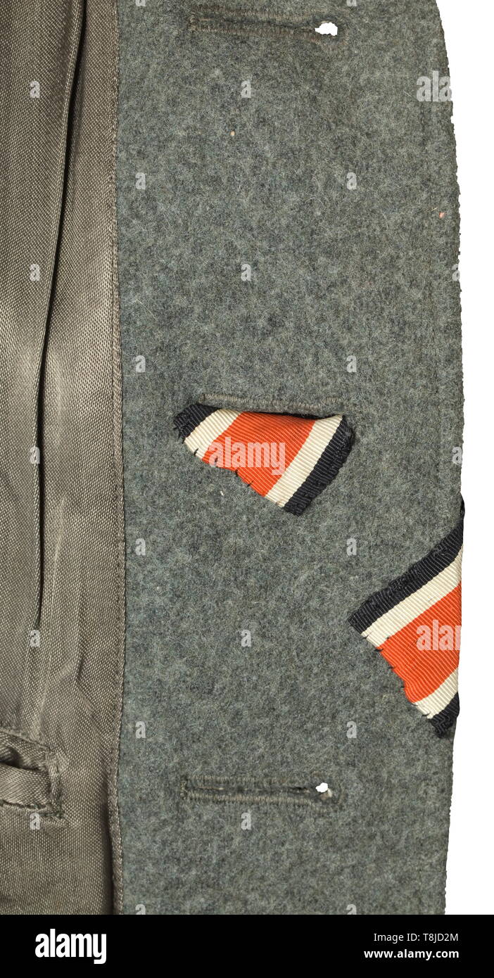 Una tunica di campo per un Untersturmführer delle truppe di montagna campo grigio in panno di lana con verde scuro e collare di campo pulsanti grigio, marrone camicia di seta con apertura per il Sidearm orrendo, la tasca interna con un sarto di dimensione di etichetta. Cucita in schede di spalla con verde di colori adiacenti. Il collare nero patch con continuo cavo di argento, il lato destro con un argento ricamato rune. Argento manicotto di tessuto eagle (parzialmente distaccata) su una base nera. Macchina-manicotto ricamato Edelweiß su un fondo nero, croce di ferro di seconda classe ribbon ad asola, ordini di loop. Tra cui un'esperienza fotografica di , Editorial-Use-solo Foto Stock