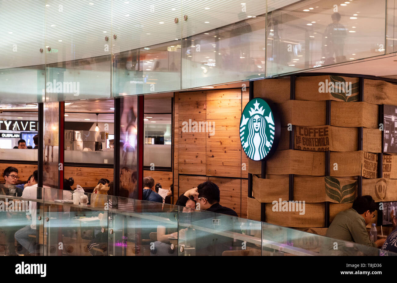 Multinazionale Americana la catena Starbucks Coffee store visto in Hong  Kong shopping mall Foto stock - Alamy