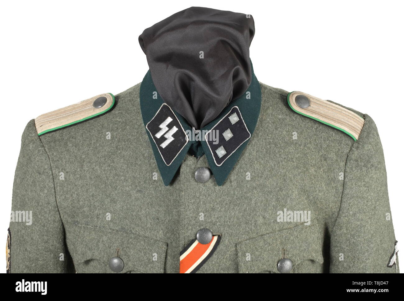 Una tunica di campo per un Untersturmführer delle truppe di montagna campo grigio in panno di lana con verde scuro e collare di campo pulsanti grigio, marrone camicia di seta con apertura per il Sidearm orrendo, la tasca interna con un sarto di dimensione di etichetta. Cucita in schede di spalla con verde di colori adiacenti. Il collare nero patch con continuo cavo di argento, il lato destro con un argento ricamato rune. Argento manicotto di tessuto eagle (parzialmente distaccata) su una base nera. Macchina-manicotto ricamato Edelweiß su un fondo nero, croce di ferro di seconda classe ribbon ad asola, ordini di loop. Tra cui un'esperienza fotografica di , Editorial-Use-solo Foto Stock