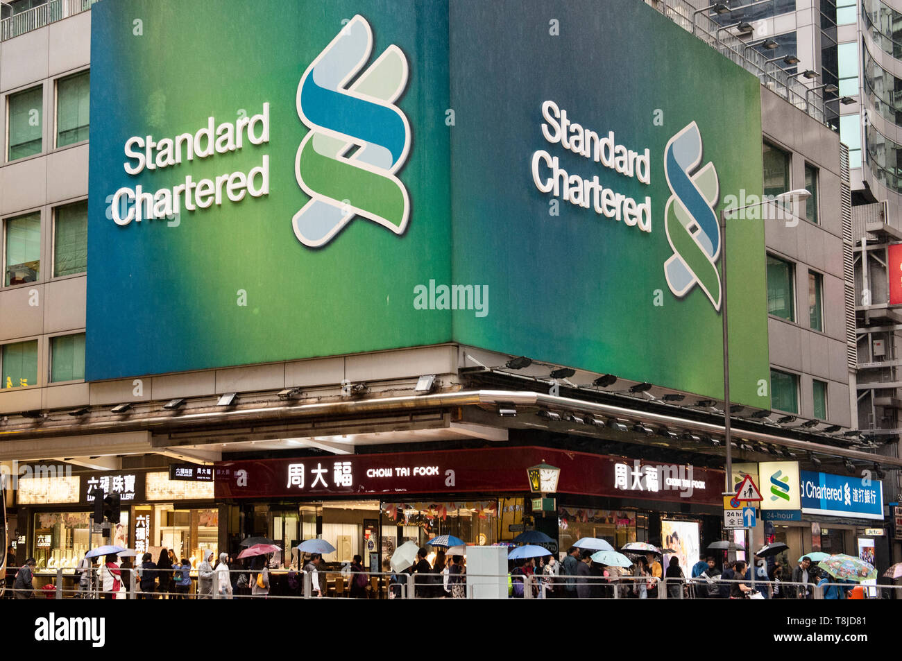 Una multinazionale britannica dei servizi bancari e finanziari e società Standard Chartered ramo visto in Hong Kong. Foto Stock