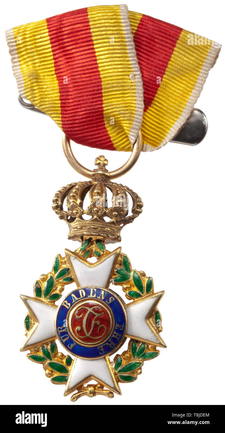 Un gruppo di ordini di Leutnant e cavaliere dell'Karl-Friedrich Militare Ordine di Merito Paul Schmidt cavaliere del croce del MKFVO nel piccolo, rilascio anticipato di circa 1850 in una produzione eccellente qualità, oro su un unico nastro di montaggio per usura. Queste decorazioni, premiato in precedenti campagne, seguenti thei xx secolo, Additional-Rights-Clearance-Info-Not-Available Foto Stock