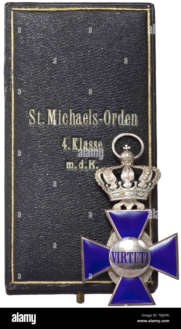 Un ordine di merito di San Michele - Classe 4a croce con gli ordini di corona croce in argento con finezza '900' e maker 'W' punzoni nell'anello di sospensione. Il decor è in perfetta qualità di produzione e la condizione in un oro-impressi in caso di aggiudicazione da parte di Jacob Leser con la classificazione di distinzione 'm.d.K.' dopo l'introduzione della quarta classe senza corona in 1910. Con un originale sezione di nastro. Larghezza 31,7 mm. Peso 25,8 g. storica, storica medaglia, decorazione, medaglie, decorazioni, badge di onore, badge di onore, badge di onore, badge di onore, Additional-Rights-Clearance-Info-Not-Available Foto Stock
