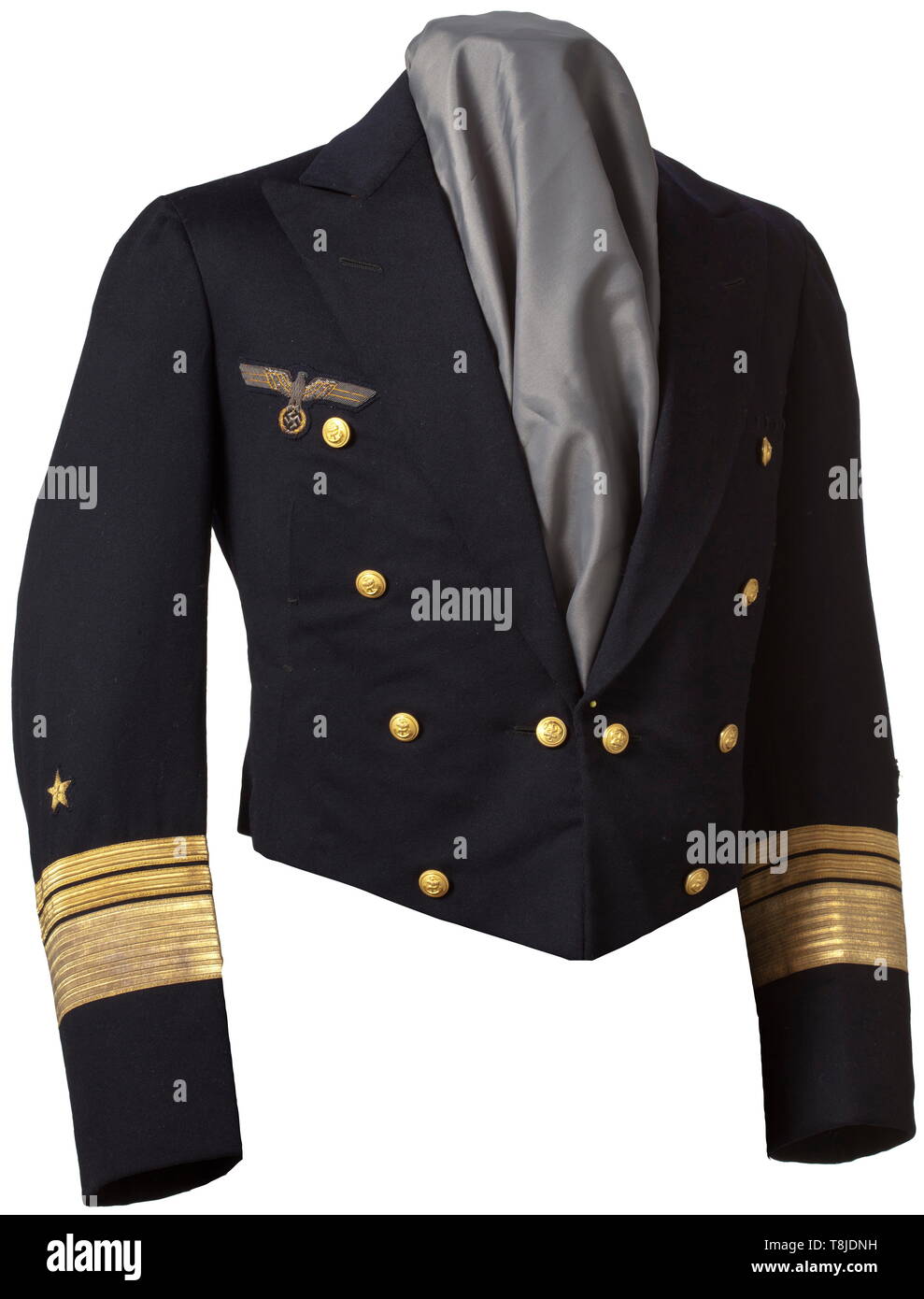 Vizeadmiral Matthias - un pasticcio camicia per l'abito uniforme molto belle marina panno blu con il Fuoco Dorato pulsanti Ancoraggio, nero Fodera in seta con sarto e nome etichetta (tr). 'Contatore Admiral W. Matthias' dei poliziotti negozio uniforme della Kriegsmarine in Kiel datata 1942. Ricamato in oro Eagle ed il ramo distinzioni, golden strisce a manicotto, medaglia anse ecc per il tedesco della croce. Walther Matthias (1880 - 1960) uniti alla marina imperiale come allievo ufficiale nel 1900, 1903 alfiere, 1914 tenente comandante nell'Admiral's personale, 1919 corvette capitano e terza Admiral's staff officer presso , Editorial-Use-solo Foto Stock