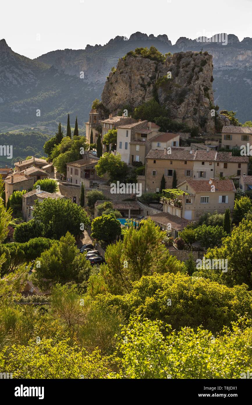 Francia, Vaucluse, Pays des Dentelles de Montmirail, villaggio di La Roque Alric Foto Stock