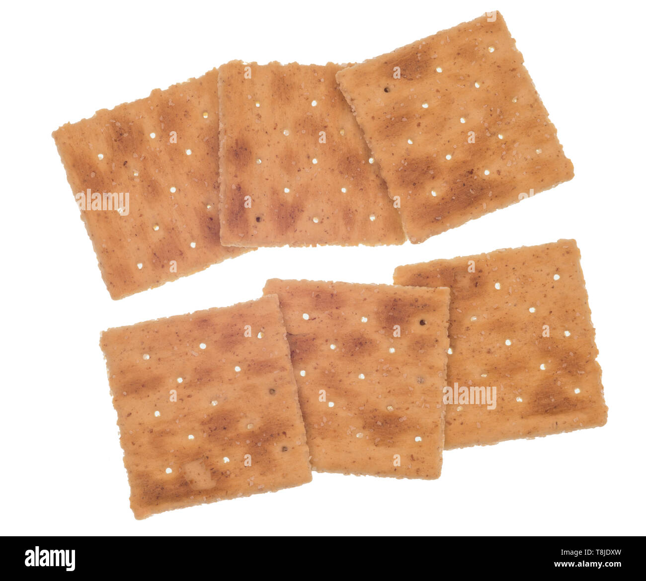 Inquadratura orizzontale di sei tutto-grano cracker in due file di tre ciascuno. Sfondo bianco. Isolato su bianco. Fori nel cracker. Foto Stock