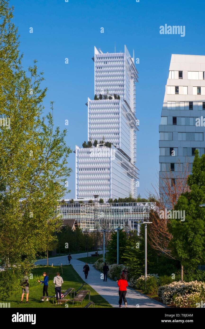 Francia, Parigi, Batignolles distretto, Clichy Batignolles Martin Luther King giardino con un edificio in Clichy Batignolles sviluppo urbano, nuovo Palais de Justice di Renzo Piano Foto Stock