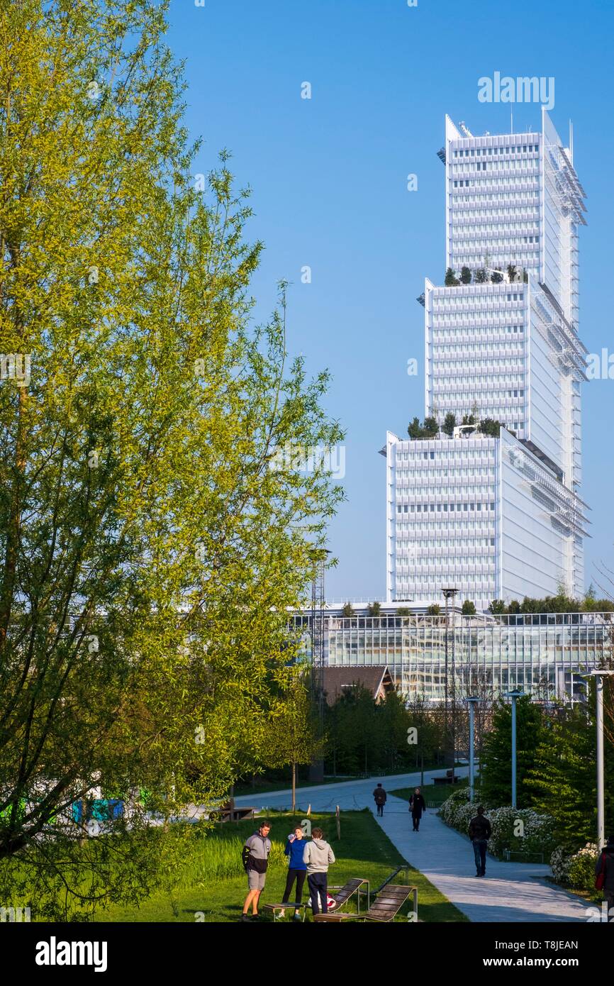 Francia, Parigi, Batignolles distretto, Clichy Batignolles Martin Luther King giardino con un edificio in Clichy Batignolles sviluppo urbano, nuovo Palais de Justice di Renzo Piano Foto Stock