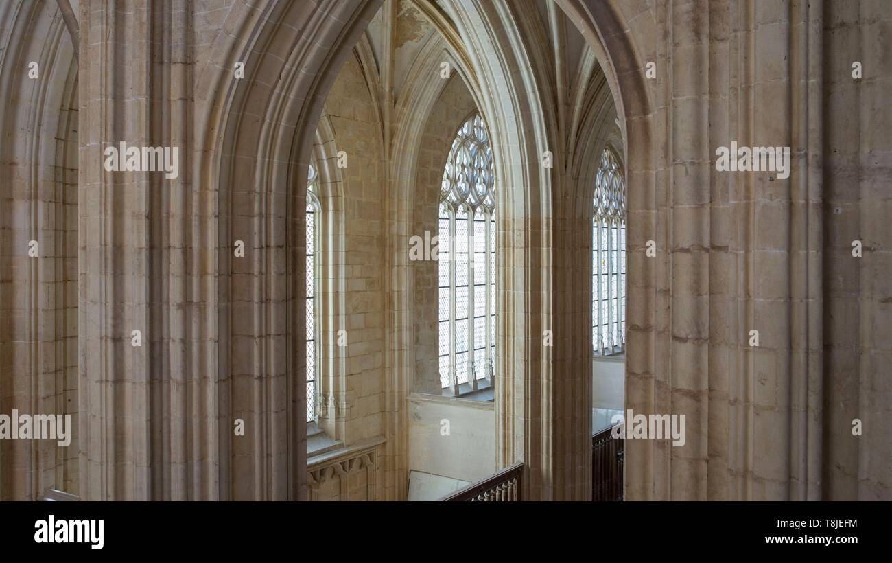 Francia, Ain Bourg en Bresse, il Monastero reale di Brou restaurato nel 2018, chiesa di San Nicolas De Tolentino, capolavoro del gotico fiammeggiante, la grande navata centrale ospita spettacoli culturali. Foto Stock