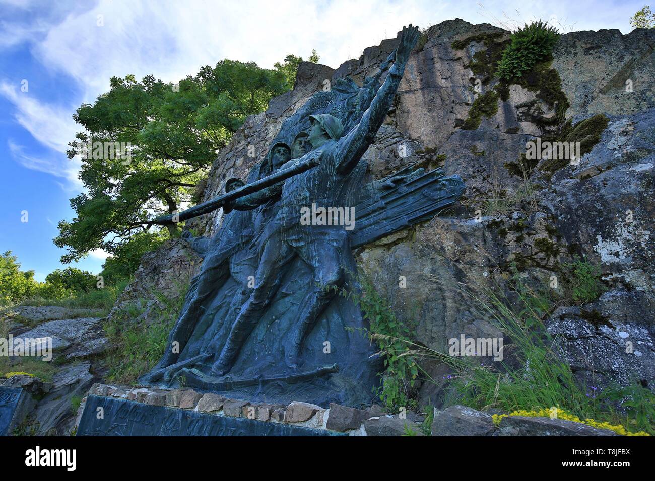 Francia, Haut Rhin, Hautes Vosges, Hartmannswillerkopf o Vieil Armand, il monumento di 15 2, questo bronzo monumentale testimonia il sacrificio del 15 2 soldati in aprile e in dicembre 1915 a Hartmannswillerkopf, è opera dello scultore Victor Antoine che qui combattuta anche nei ranghi di 15 2 Foto Stock