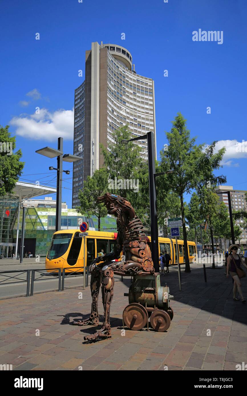 Francia, Haut Rhin, Mulhouse, Place de l'Europe, Yves Carrey è la statua del saldatore Foto Stock