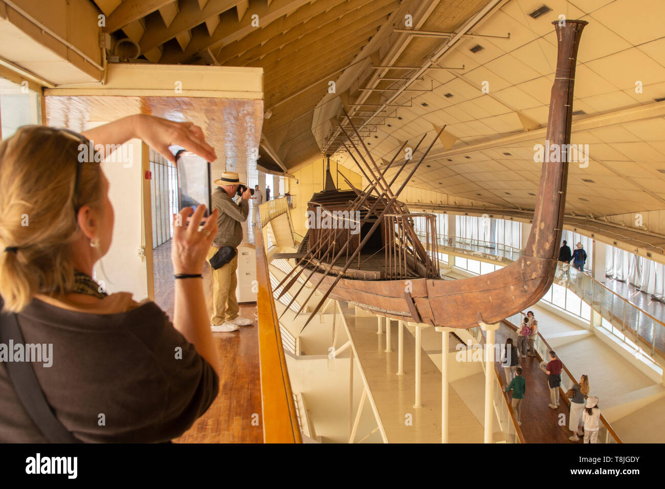 Questo originale, intatti full-sized barca è stata edificata quasi certamente per gli antichi egiziani Faraone Khufu più di 4 mila anni fa. Nel 1954 la nave w Foto Stock