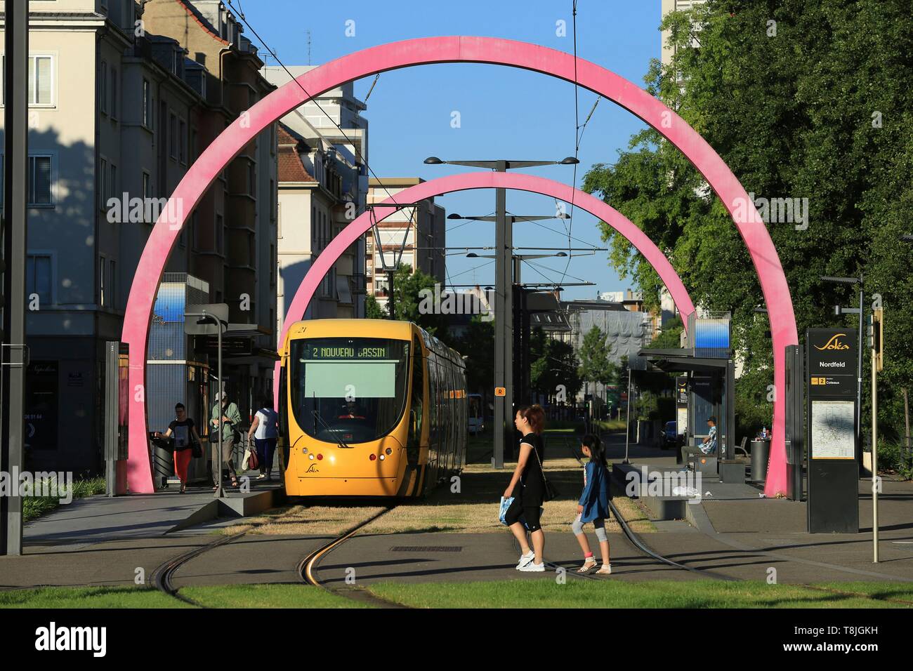 Francia, Haut Rhin, Mulhouse, il nuovo bacino, Boulevard de l'Europe, i tram e le arcate metalliche di Buren Foto Stock