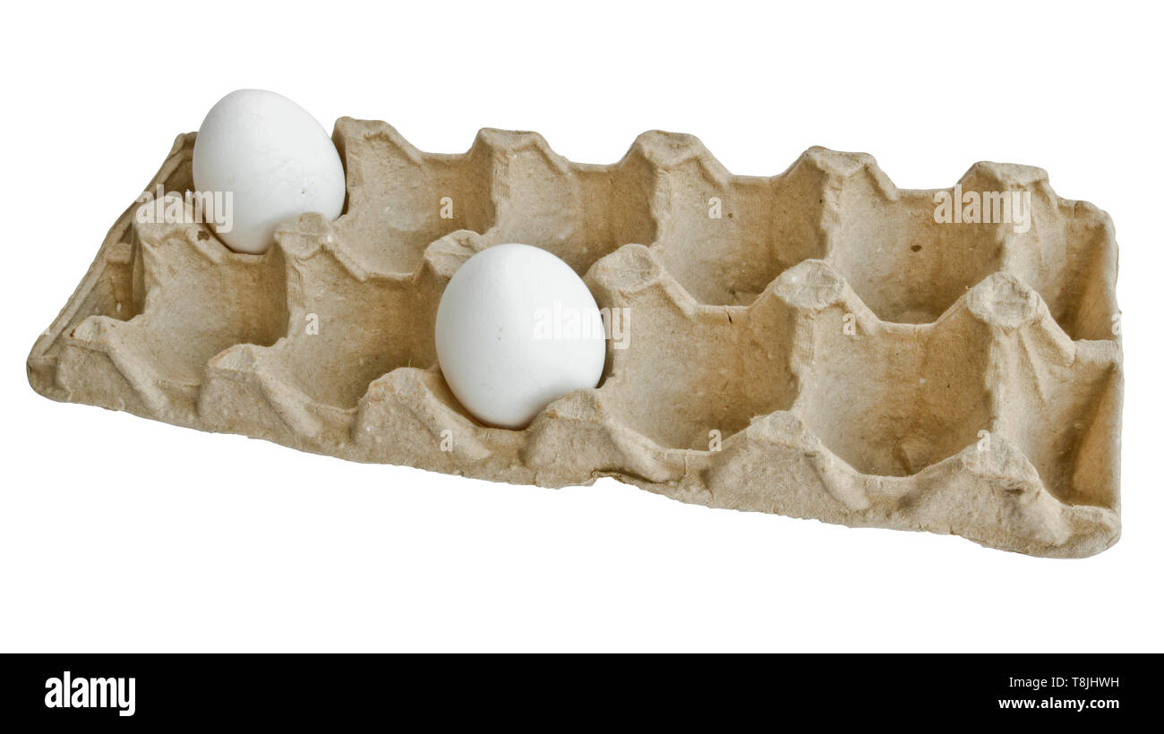 Due le uova bianche nella confezione per uova da allevamento di polli. Ultimo uovo stock. Isolato Foto Stock