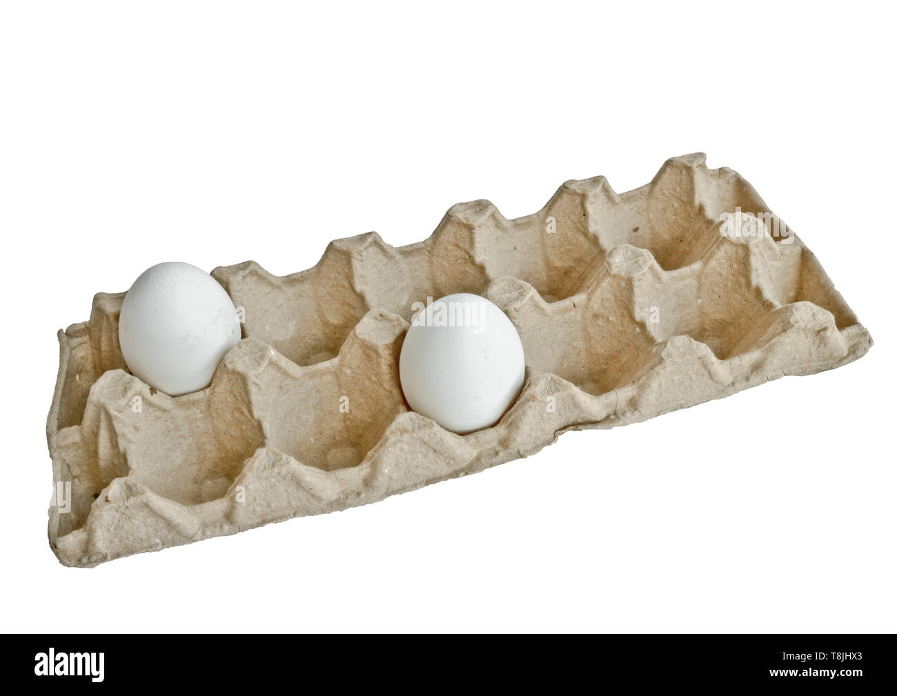 Due le uova bianche nella confezione per uova da allevamento di polli. Ultimo uovo stock. Isolato Foto Stock