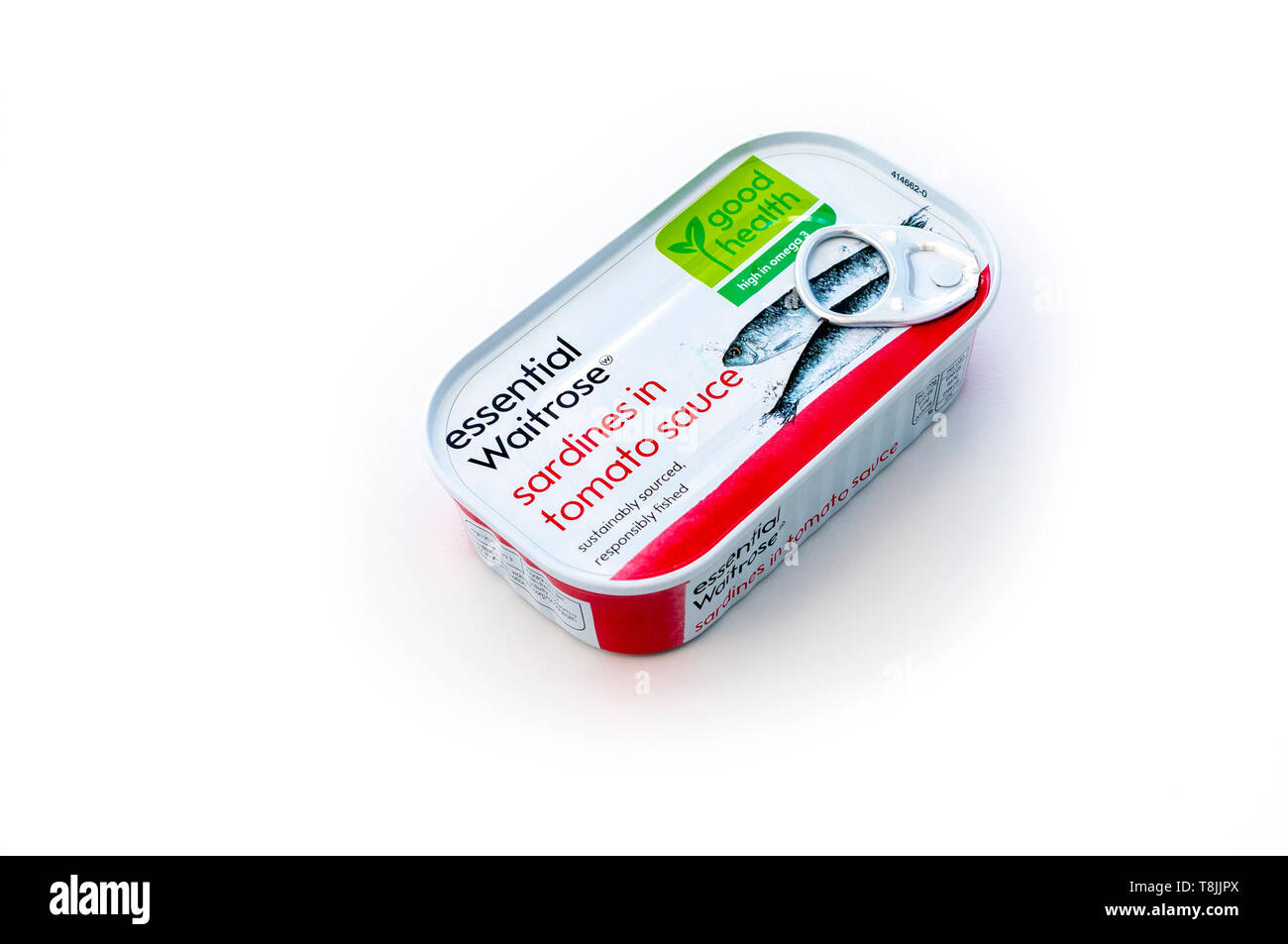 Scatola di sardine in salsa di pomodoro su sfondo bianco Foto Stock