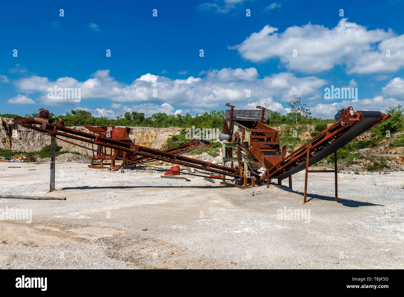 Vecchio arrugginito pietra macchine di frantumazione nella cava abbandonata Foto Stock