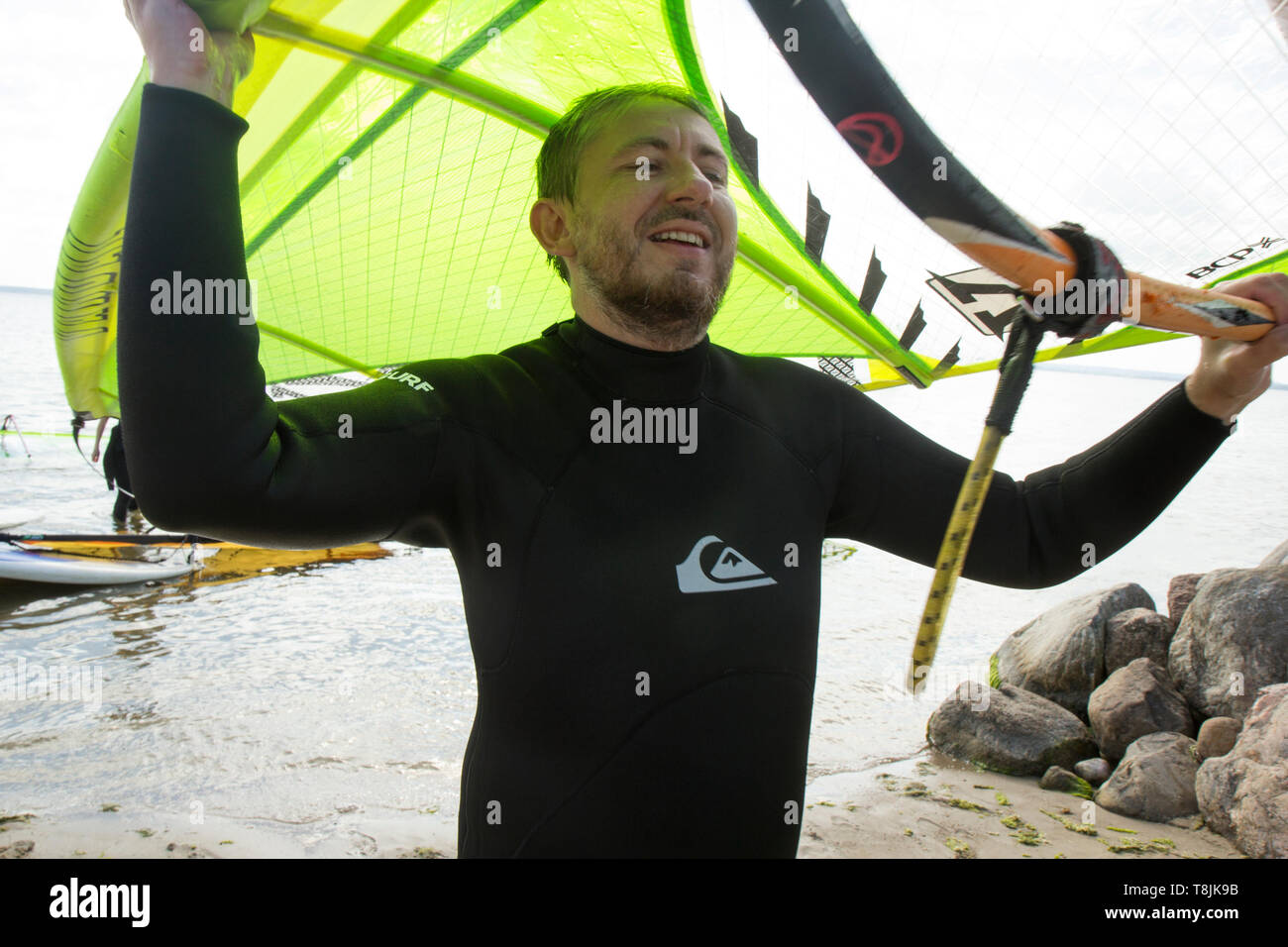 Portando il Windsurf Vela Foto Stock
